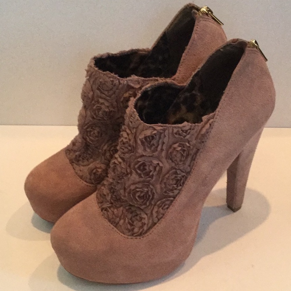 Betsey Johnson rose pink suede pumps